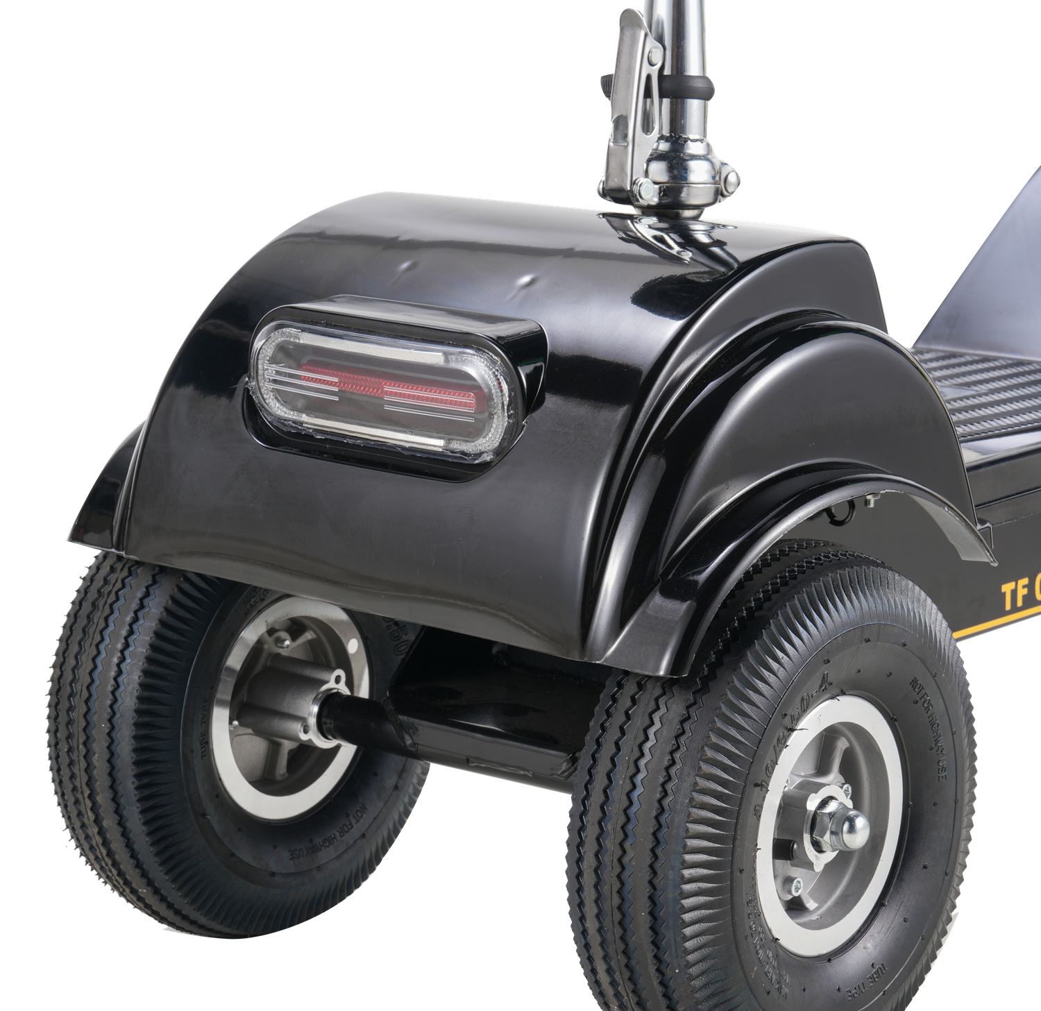Scooter nero a quattro ruote, fanale posteriore rosso e dettagli cromati.