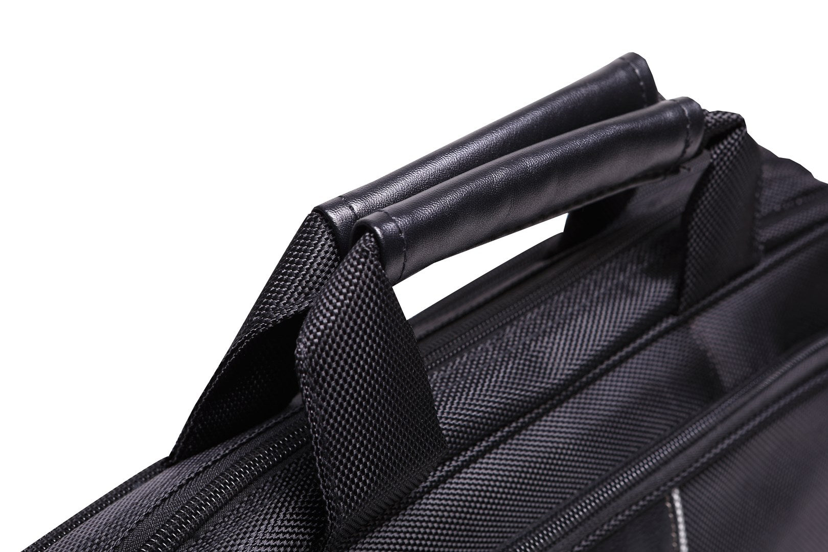 Manico nero in pelle su borsa nera in tessuto con cerniere.