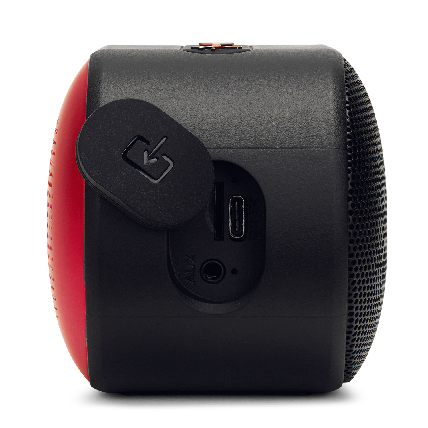 Un altavoz negro con lateral rojo y puertos, incluyendo USB-C y AUX.
