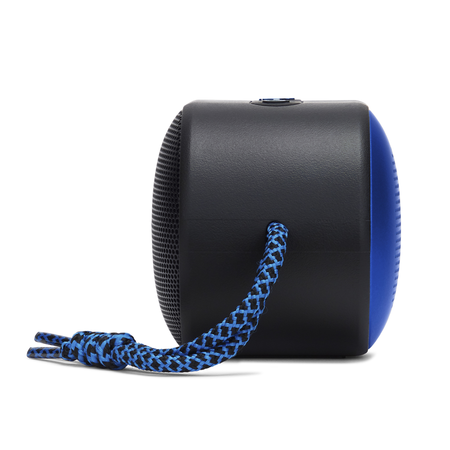 Altavoz portátil negro con detalles azules y cordón trenzado.
