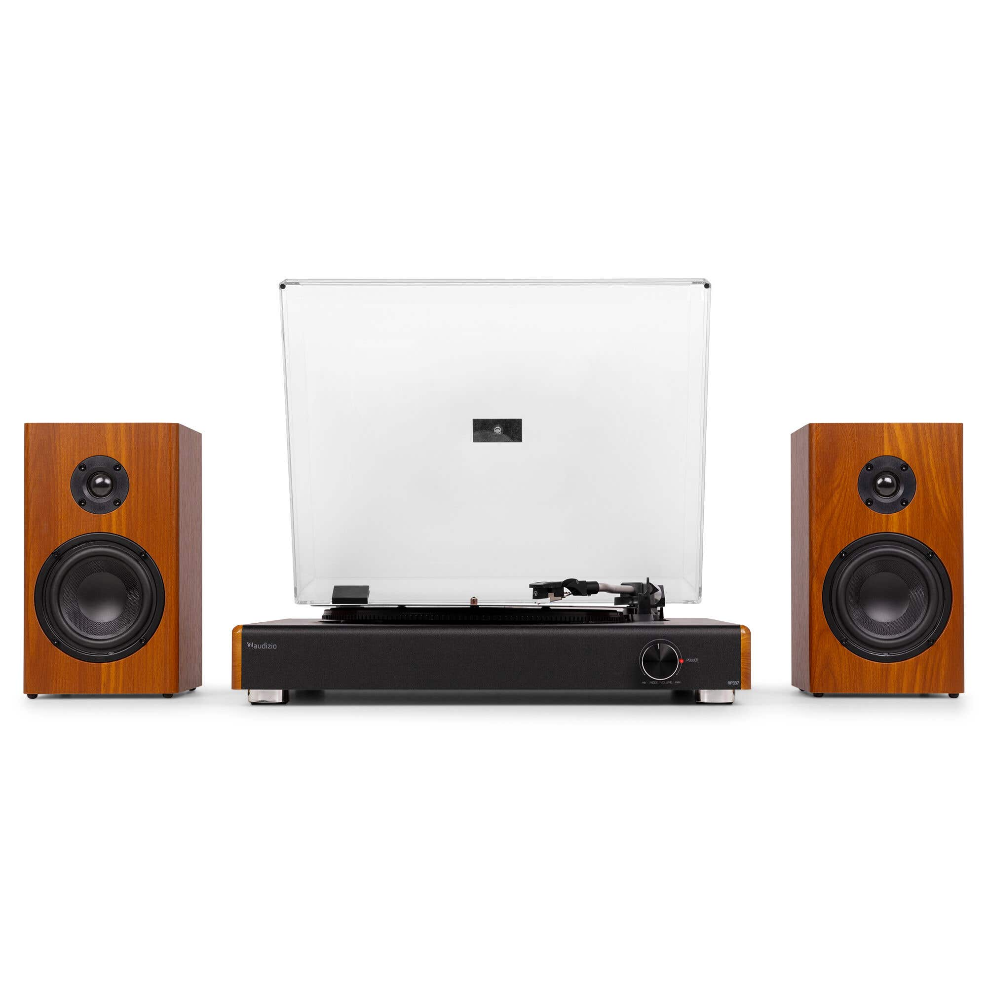 Un tocadiscos con dos altavoces de madera delante, fondo blanco.