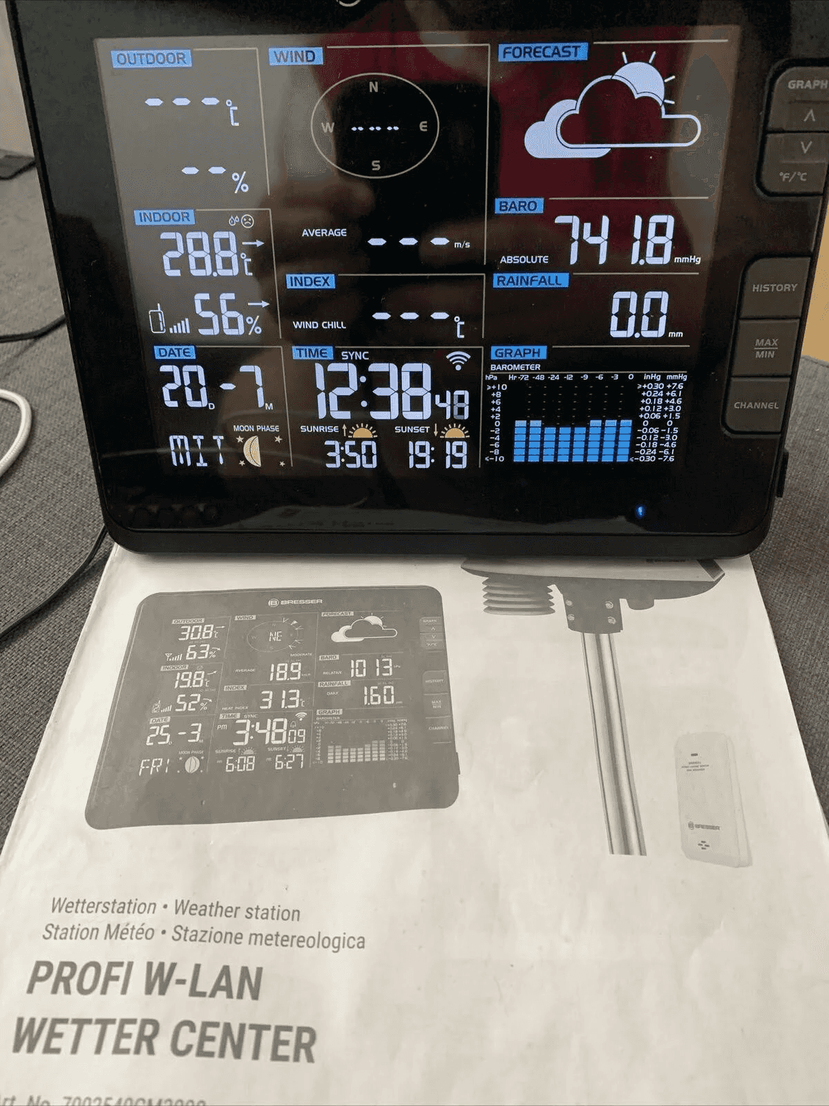 Digitales Wettercenter mit Außen- und Innentemperatur, Wind, Datum und Uhrzeit.