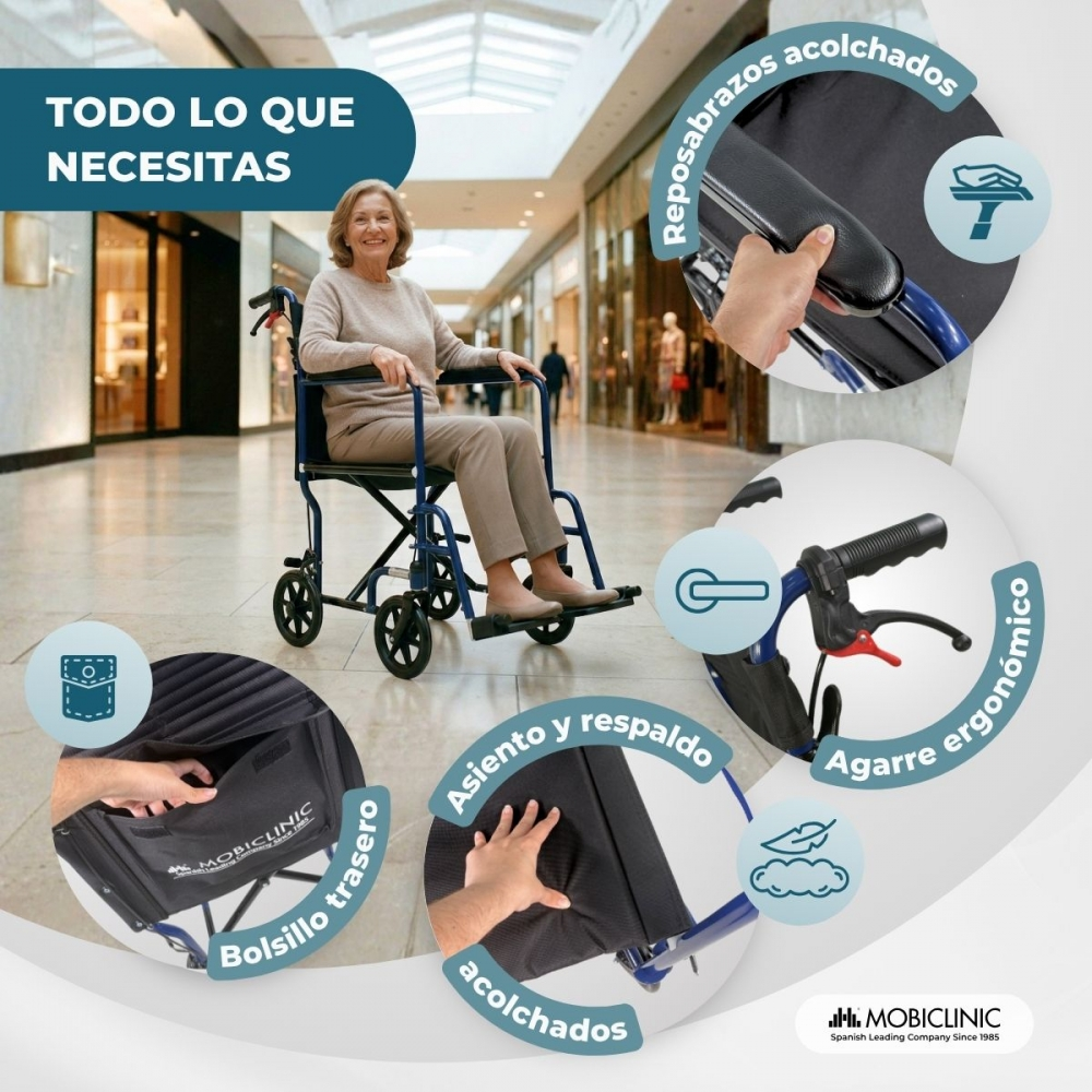 Una mujer sentada en un silla de ruedas azul en un centro comercial. Detalles acolchados.