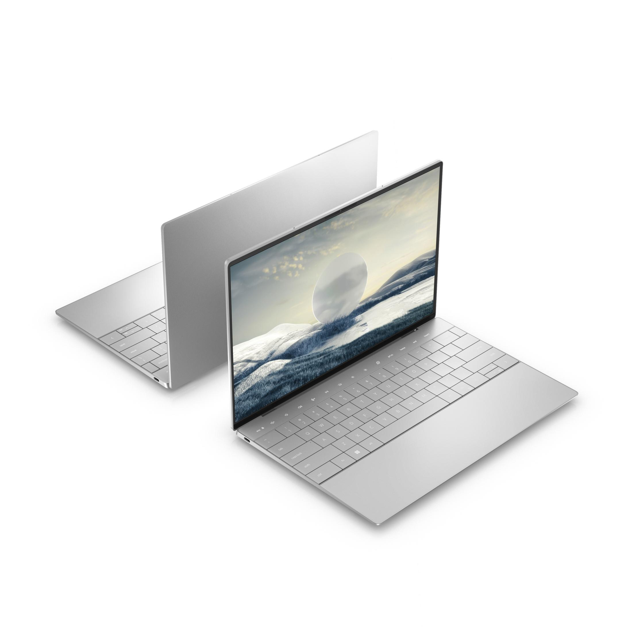 Zwei silberne Laptops auf weißem Hintergrund, einer geöffnet mit Landschaftsbildschirm.