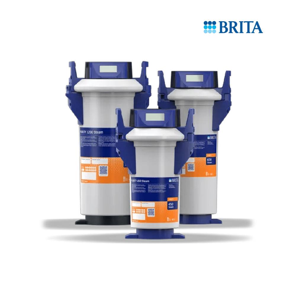 Drei Brita Wasserfilter in verschiedenen Größen mit blauem und weißem Gehäuse.