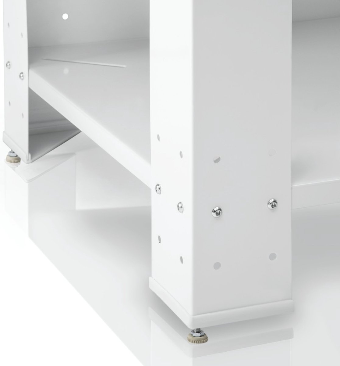 Scaffale bianco con viti e piedini regolabili.