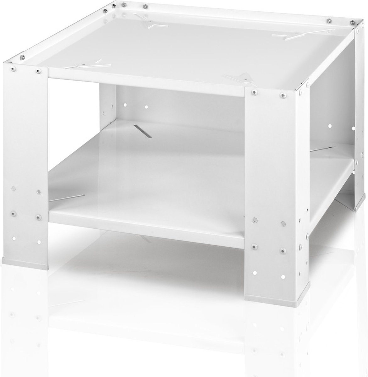 Un soporte de metal blanco con dos estantes y tornillos visibles.