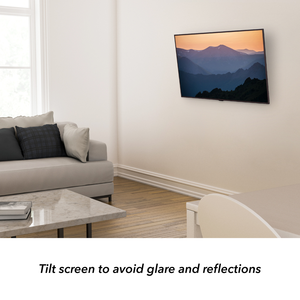 Un salon avec canapé, table basse et TV murale affichant des montagnes.