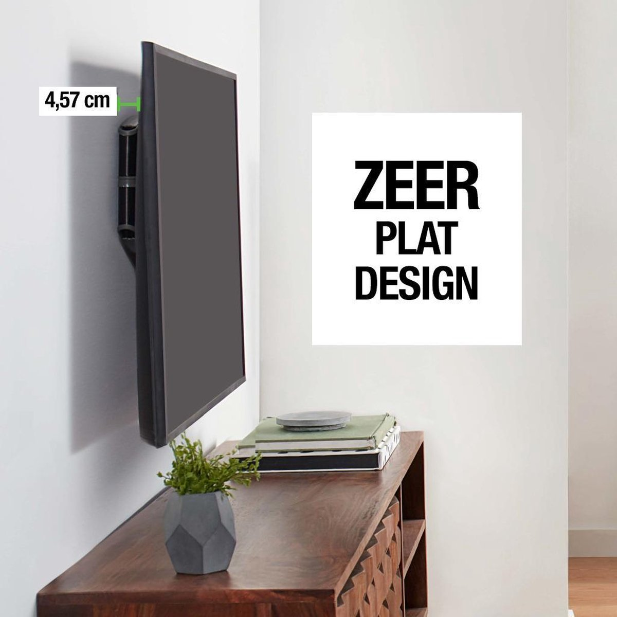 TV piatta montata a parete, distanza 4,57 cm, accanto un mobile con libri.