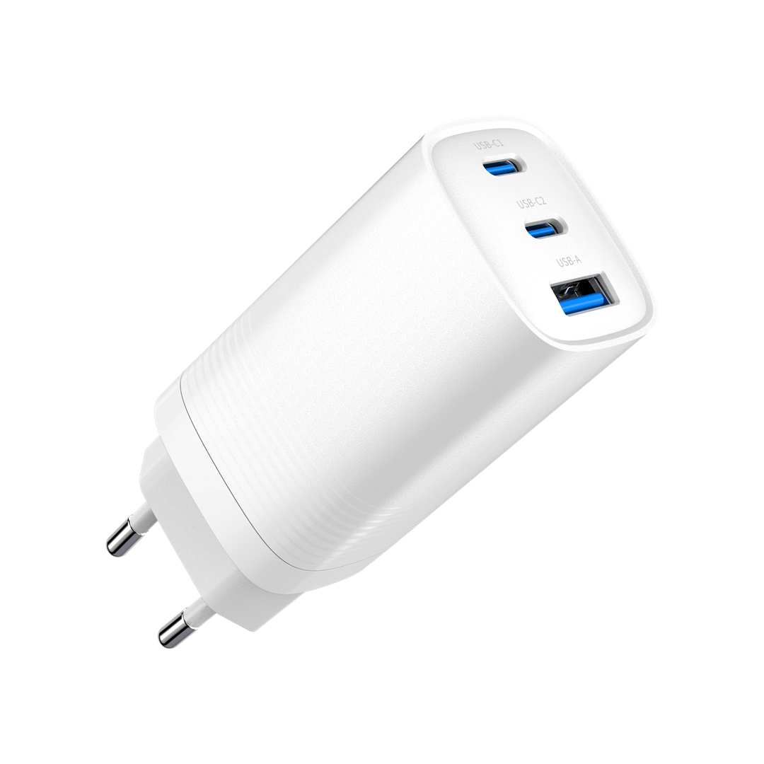 Een witte USB-C oplader met twee USB-C en één USB-A poort.