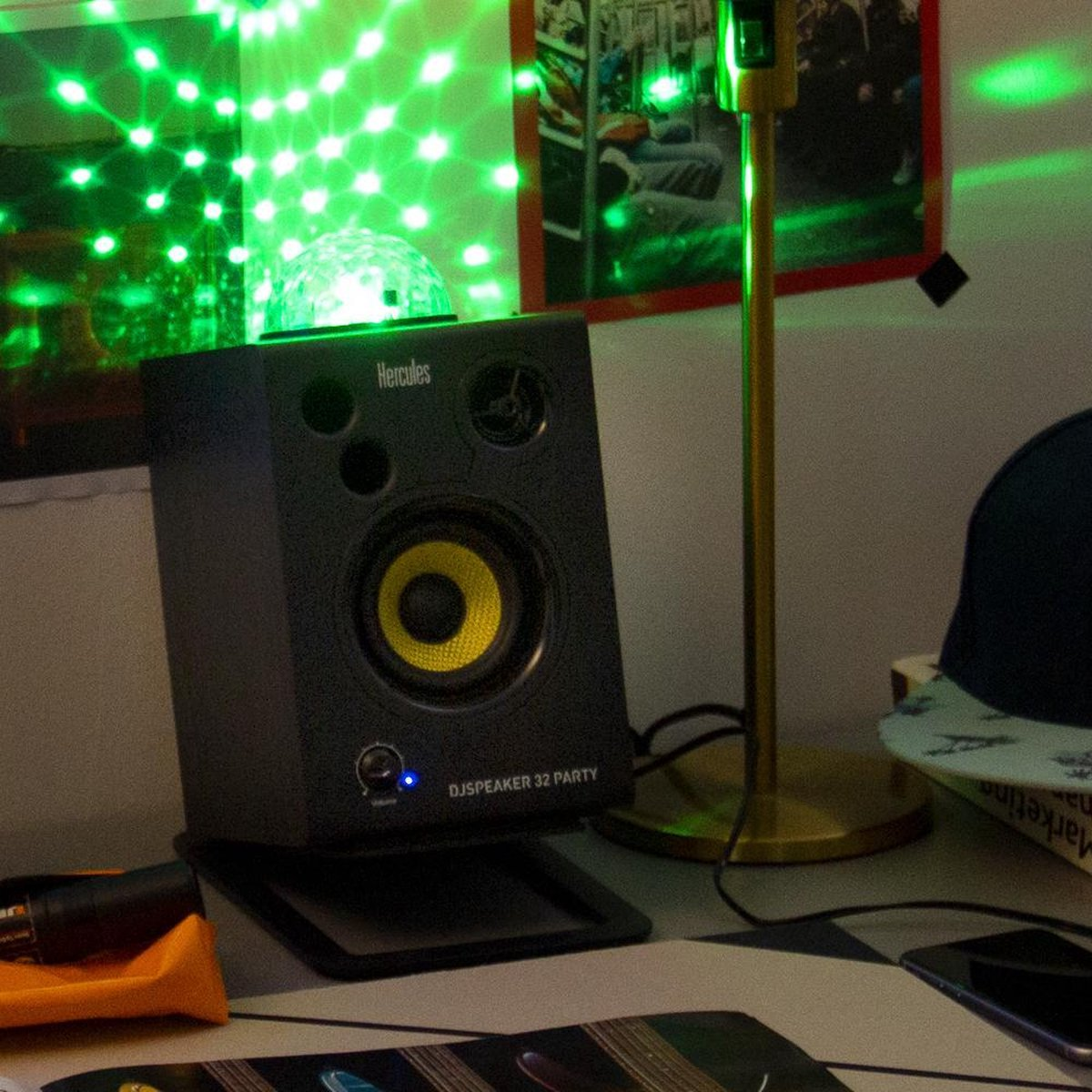 Een Hercules DJ-luidspreker met discobol en groene lichten.