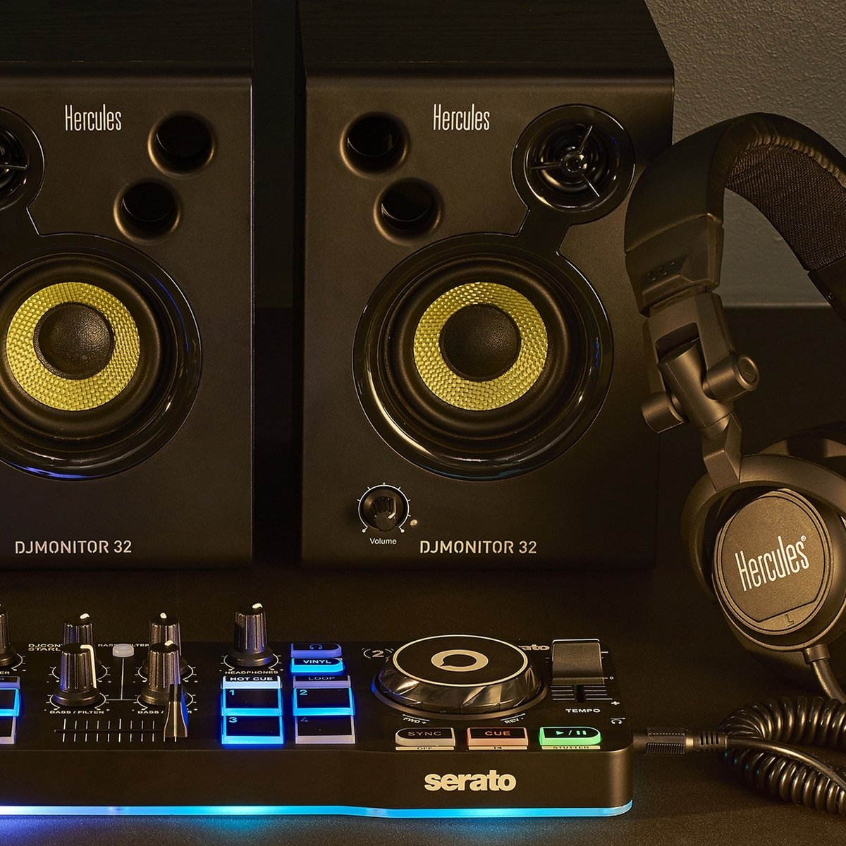 DJ-set met twee Hercules monitoren, koptelefoon en Serato controller.