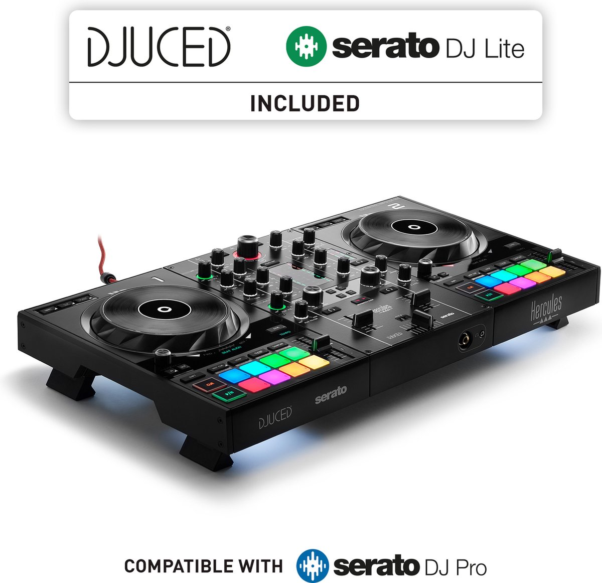 Zwarte DJ-controller met jogwheels, kleurrijke pads, knoppen en draaiknoppen. Inclusief DJUCED en Serato DJ Lite.