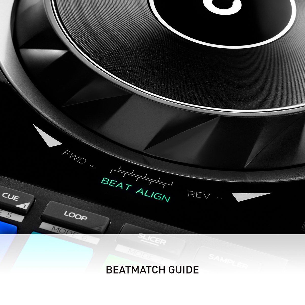 DJ-controller met gloeiende tekst 'BEAT ALIGN'. Close-up.