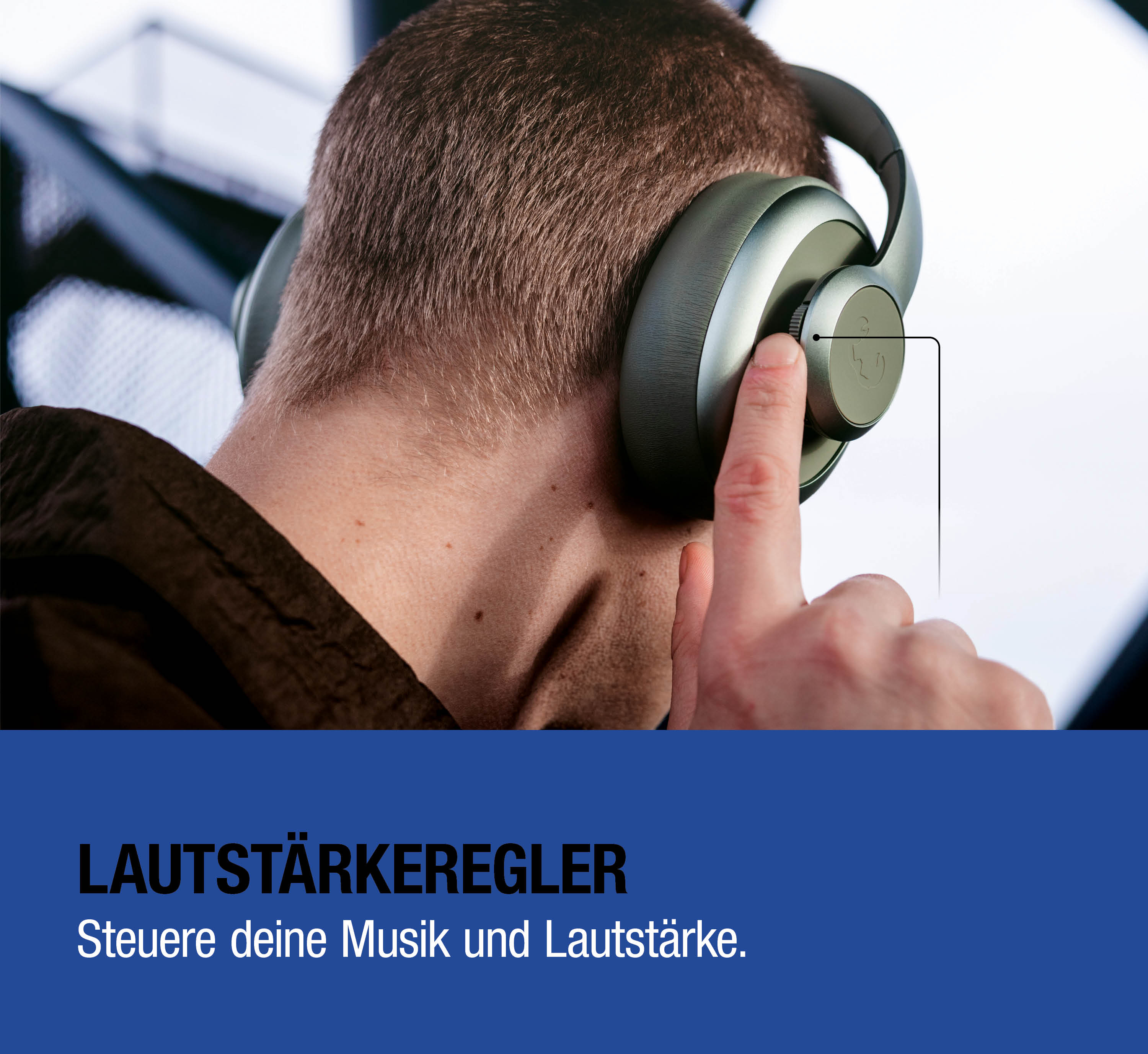 Mann mit Kopfhörern passt die Lautstärke an.