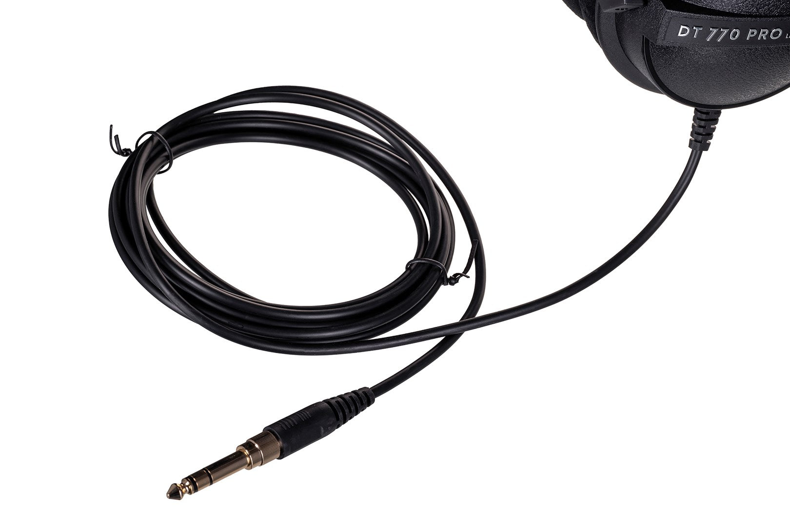 Cable de auriculares negro con jack de 6,3 mm y parte de un auricular.