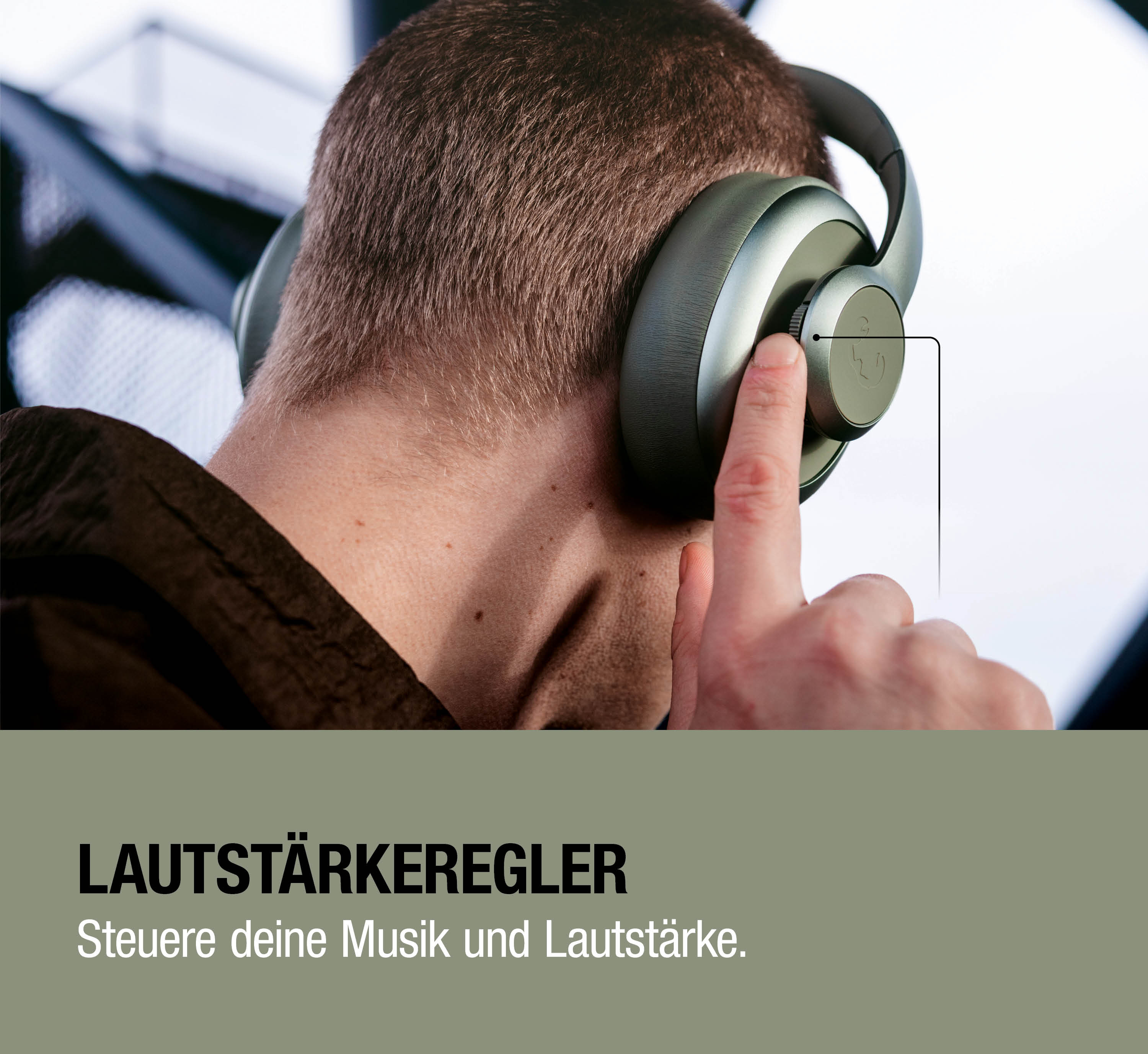 Mann mit Kopfhörern, der das Lautstärkerad berührt.