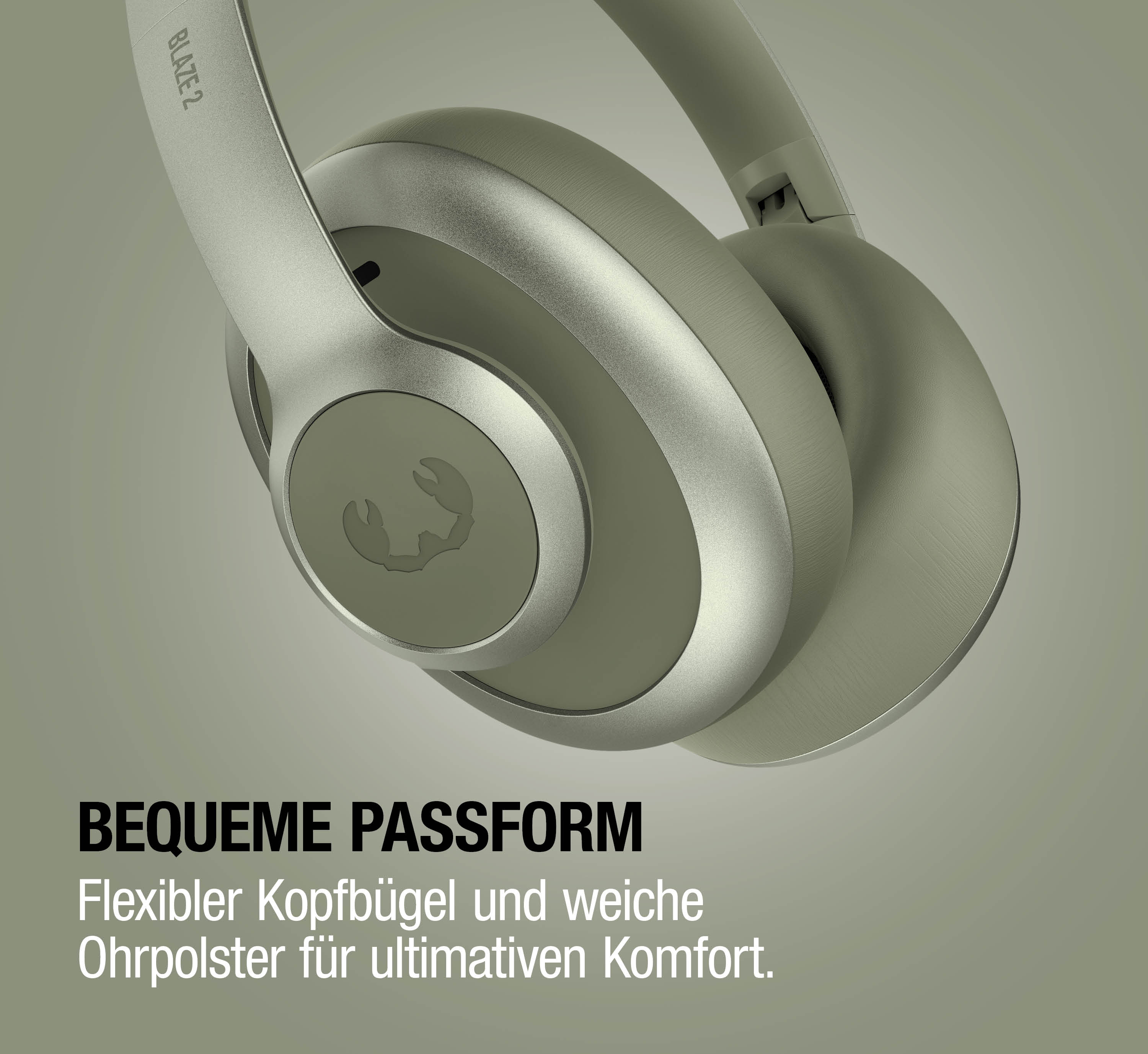 Nahaufnahme von grauen Kopfhörern mit Logo und Text 'Bequeme Passform'.