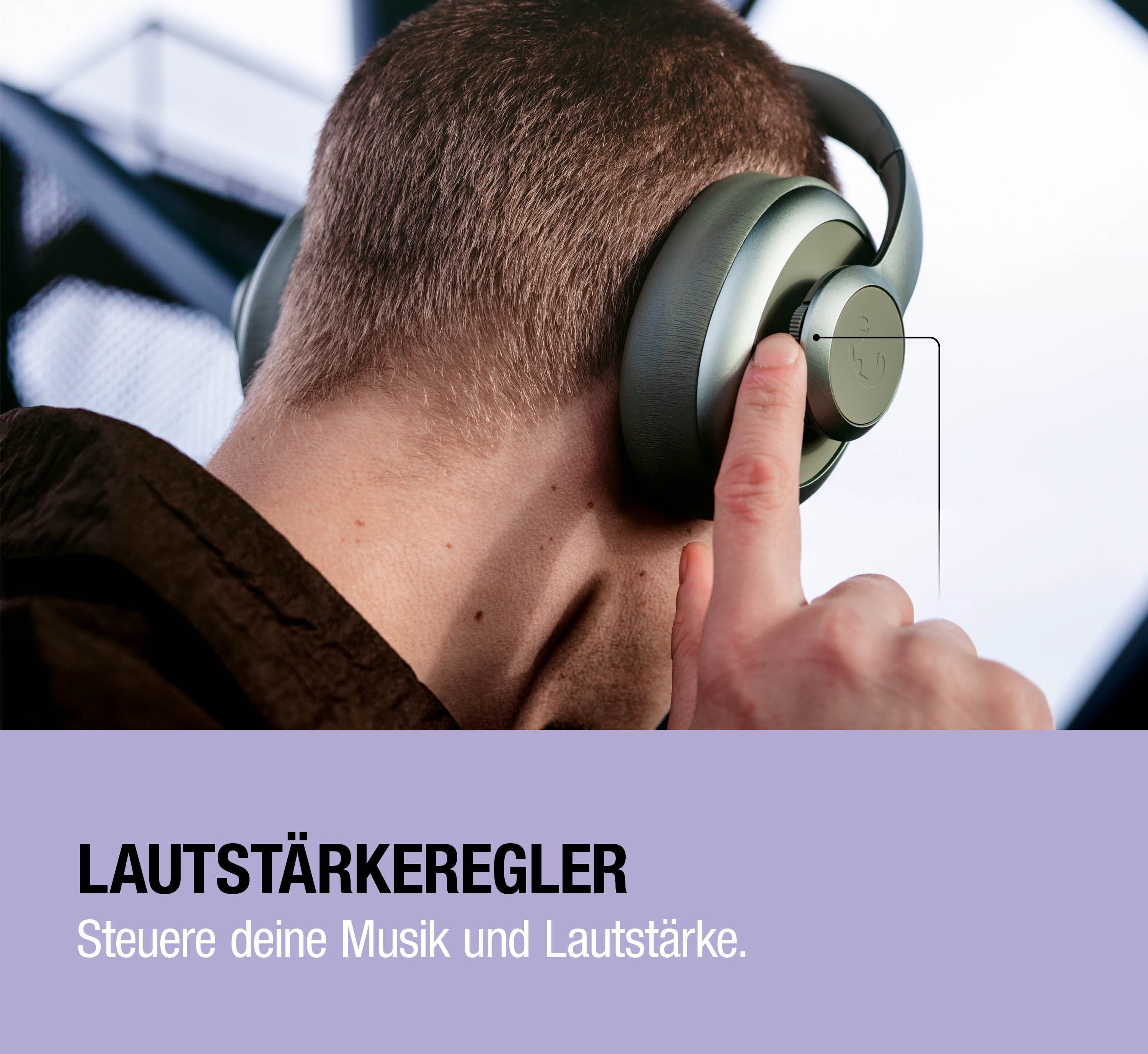 Ein Mann mit Kopfhörern bedient den Lautstärkeregler mit dem Finger.