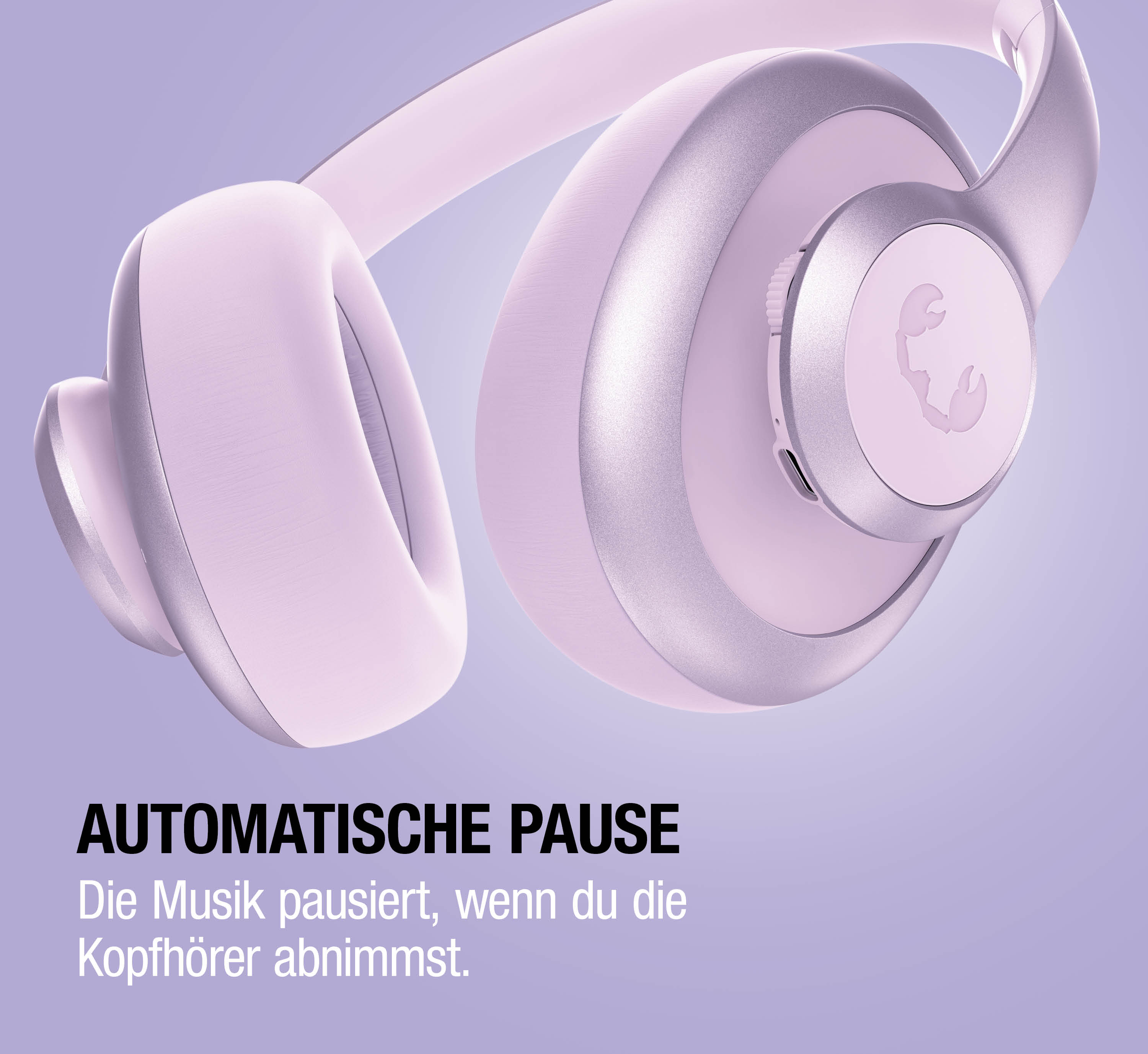 Lila Kopfhörer mit silbernen Akzenten, auf lila Hintergrund. Automatischer Pause-Text.