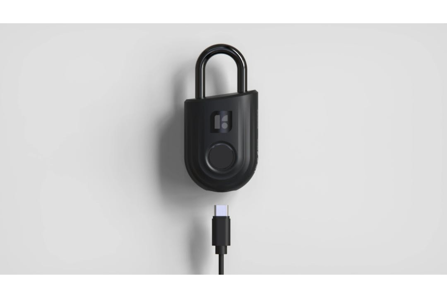Ein schwarzes Smart-Schloss mit USB-C-Kabel auf weißem Hintergrund.