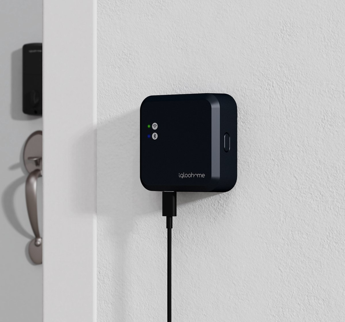 Ein schwarzes Gerät mit LEDs und dem Logo "igloohome" hängt an einer Wand.