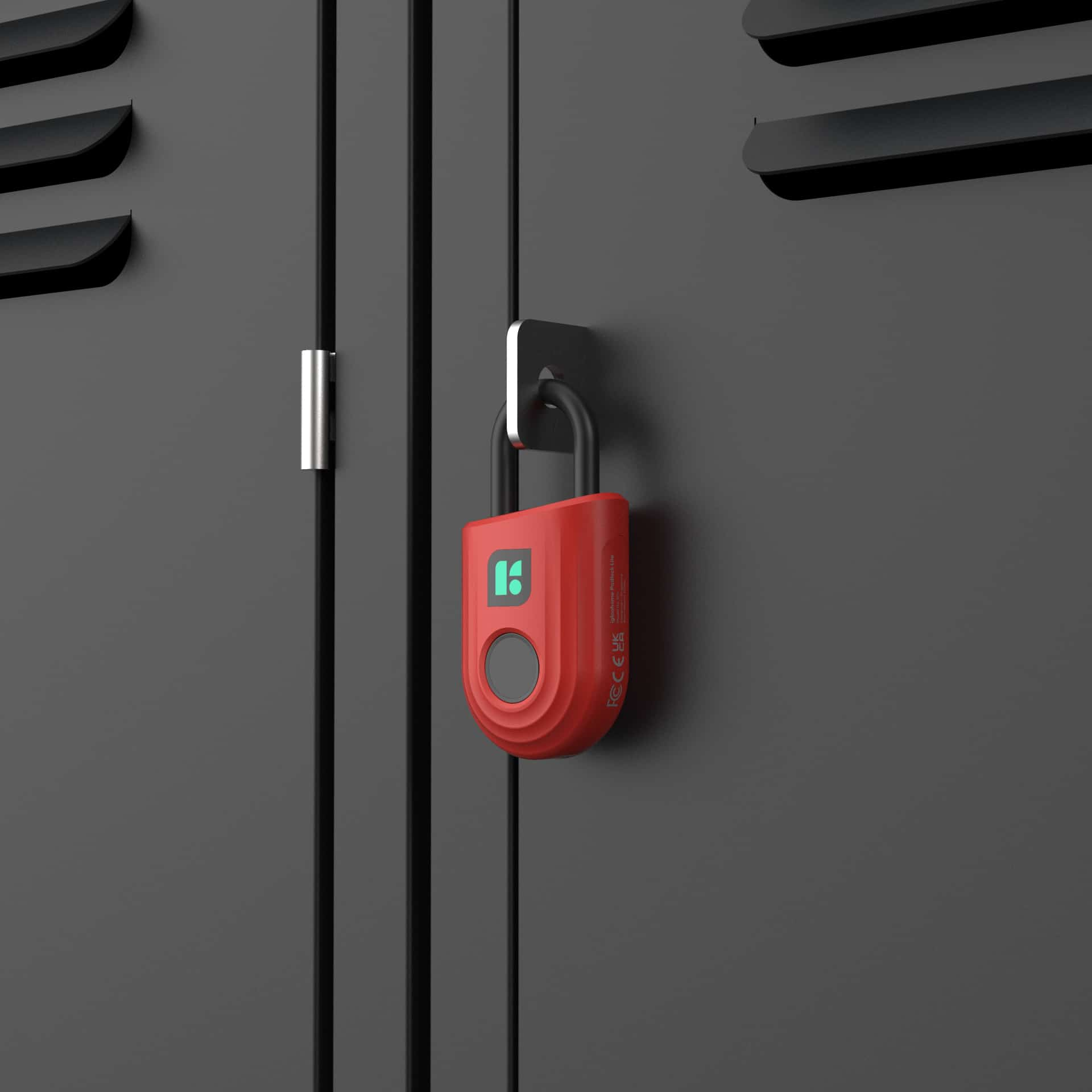 Rotes Vorhängeschloss mit Bluetooth-Symbol an einem dunklen Metallschrank.