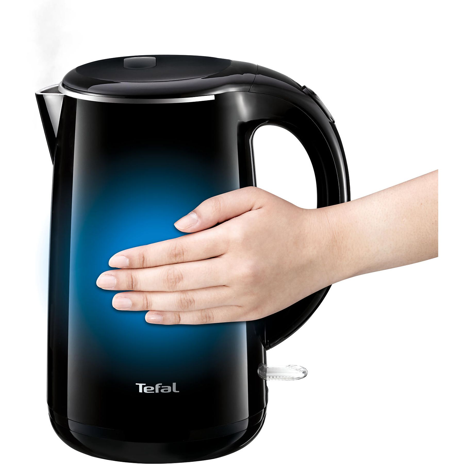 Una mano tocca un bollitore Tefal nero con un bagliore blu sul fianco.