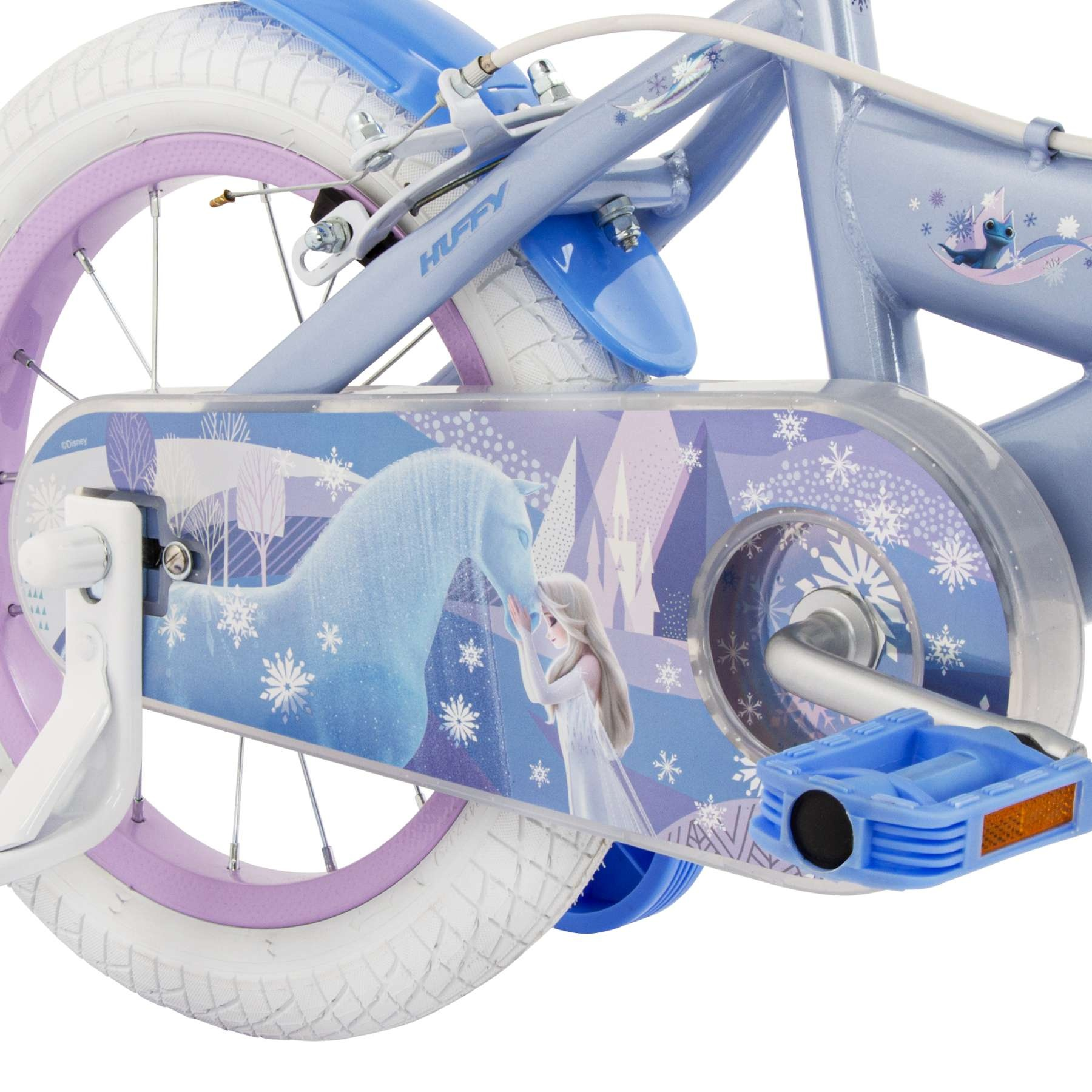 Una bicicletta azzurra a tema Frozen, con Elsa e un cavallo sul carter della catena.