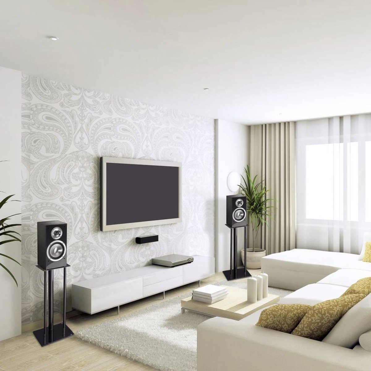 Ein modernes Wohnzimmer mit Fernseher, Lautsprechern und einem weißen Ecksofa.