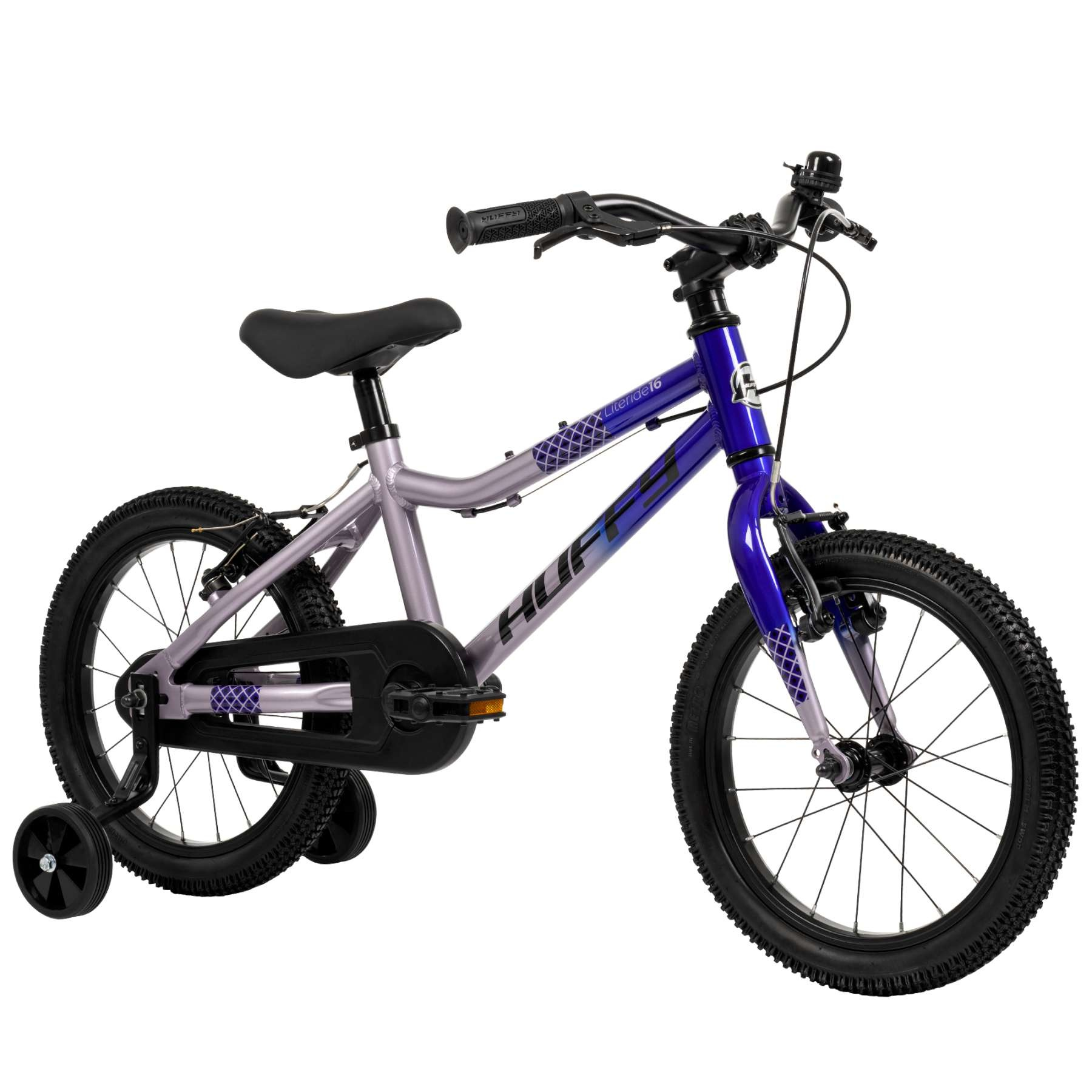 Ein lilafarbenes und silbernes Kinderfahrrad mit Stützrädern, weißer Hintergrund.