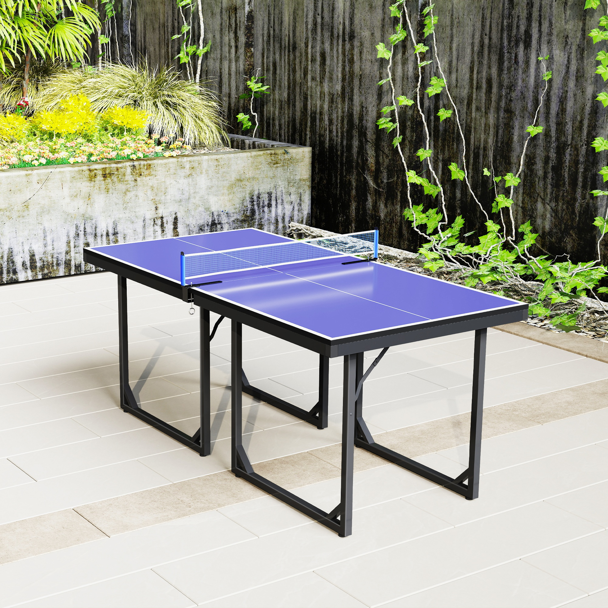 Un tavolo da ping pong blu con rete si trova su un patio piastrellato.