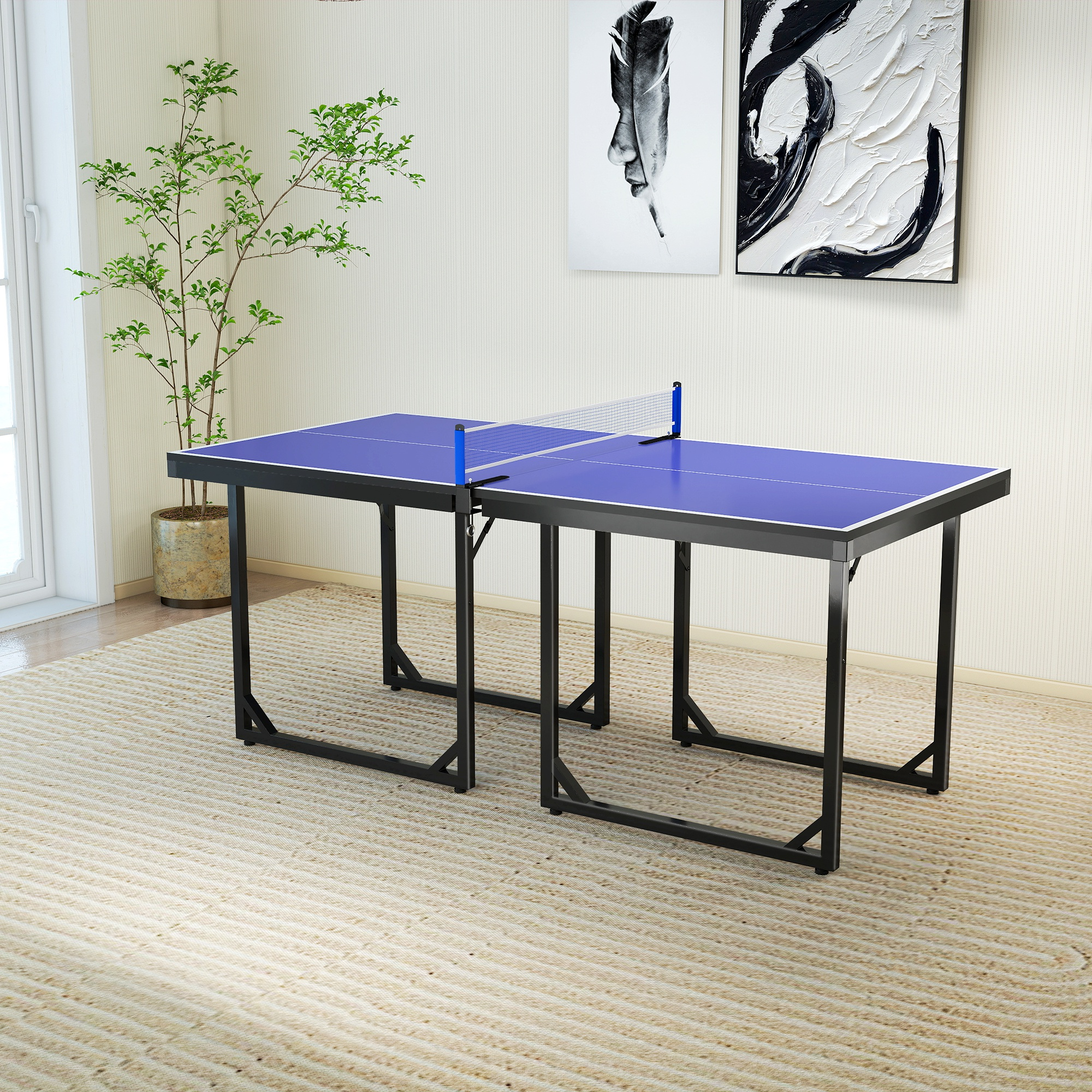 Tavolo da ping pong blu con rete, posizionato su un tappeto accanto a una pianta.