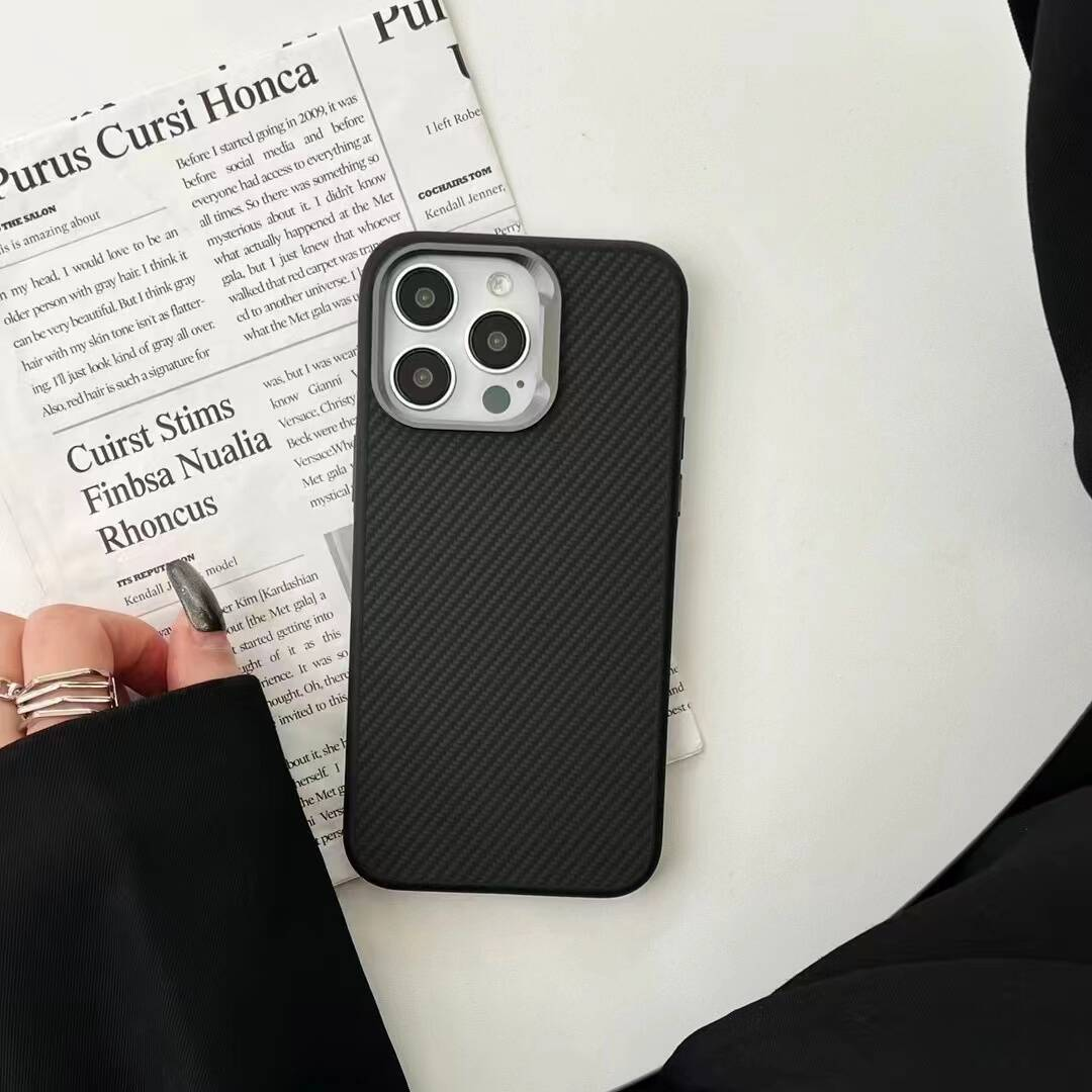 Gazete üzerinde karbon desenli siyah telefon kılıfı.