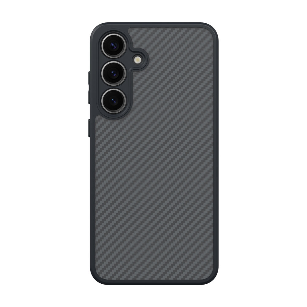 Sol üstte üç kamera lensli, karbon desenli koyu gri telefon kılıfı.