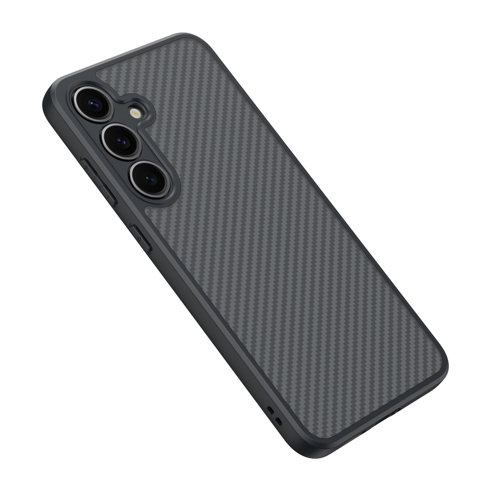 Karbon fiber desenli, üç kameralı koyu gri telefon kılıfı.