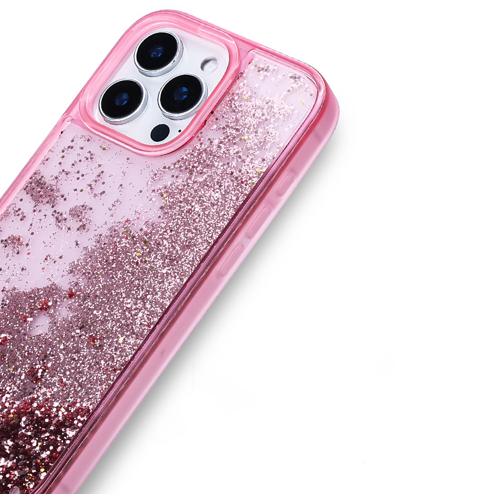 Pembe iPhone kılıfı sim parçacıkları ve üç arka kamera ile.