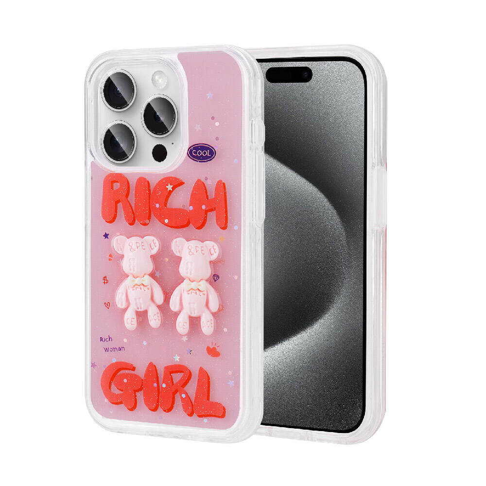 Ayıcıklar, "RICH GIRL" yazısı ve simlerle süslü pembe telefon kılıfı.