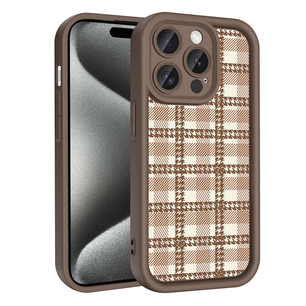 Modern bir akıllı telefonda kamera kesimli kahverengi ekose telefon kılıfı. Temiz beyaz arka plan.