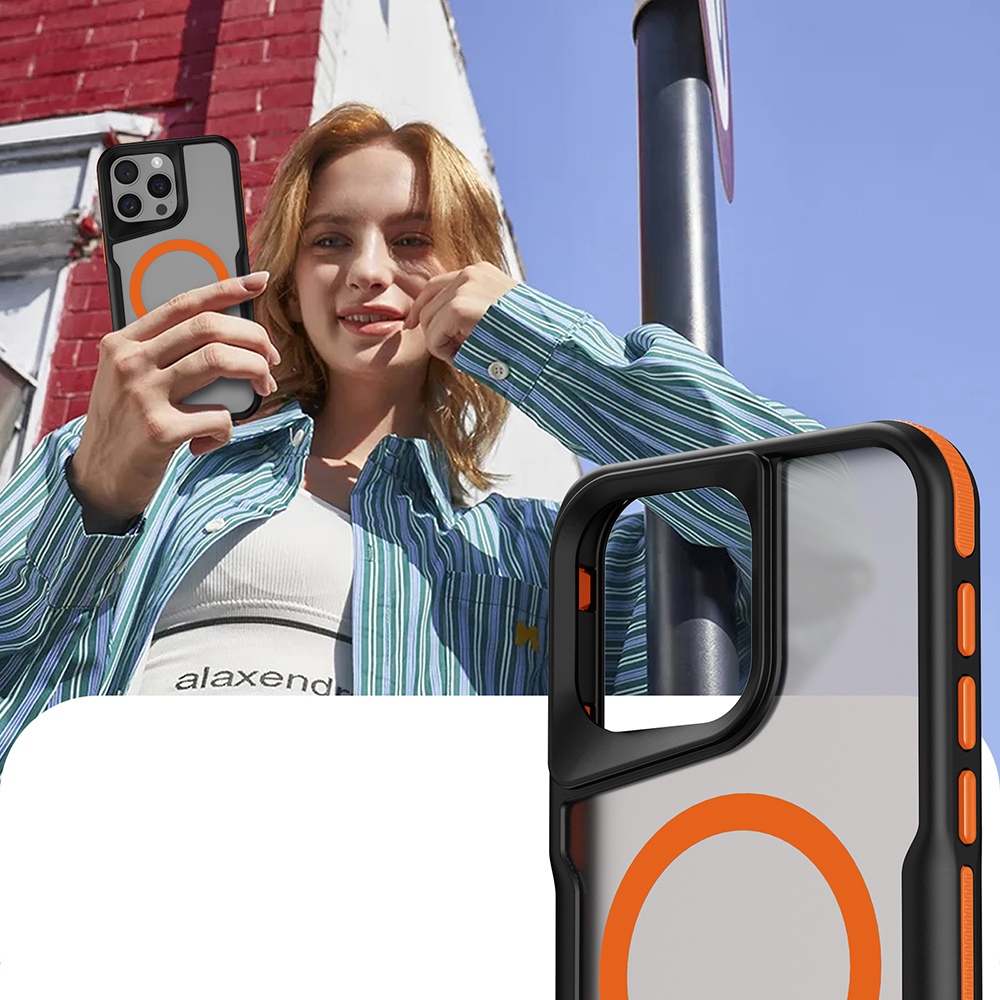 Çizgili gömlekli kadın, turuncu halkalı telefon tutuyor, kırmızı tuğlaların önünde.