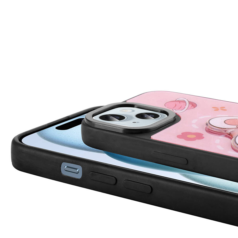 Siyah bir telefonun üzerine yerleştirilmiş çizgi film tasarımlı pembe telefon kılıfı.