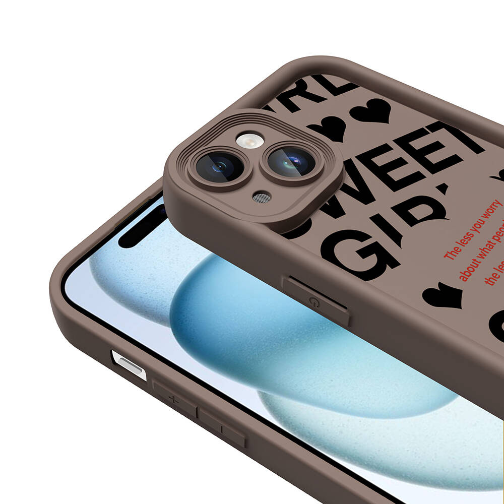 Telefon üzerinde "SWEET GIRL" yazılı kahverengi telefon kılıfı.