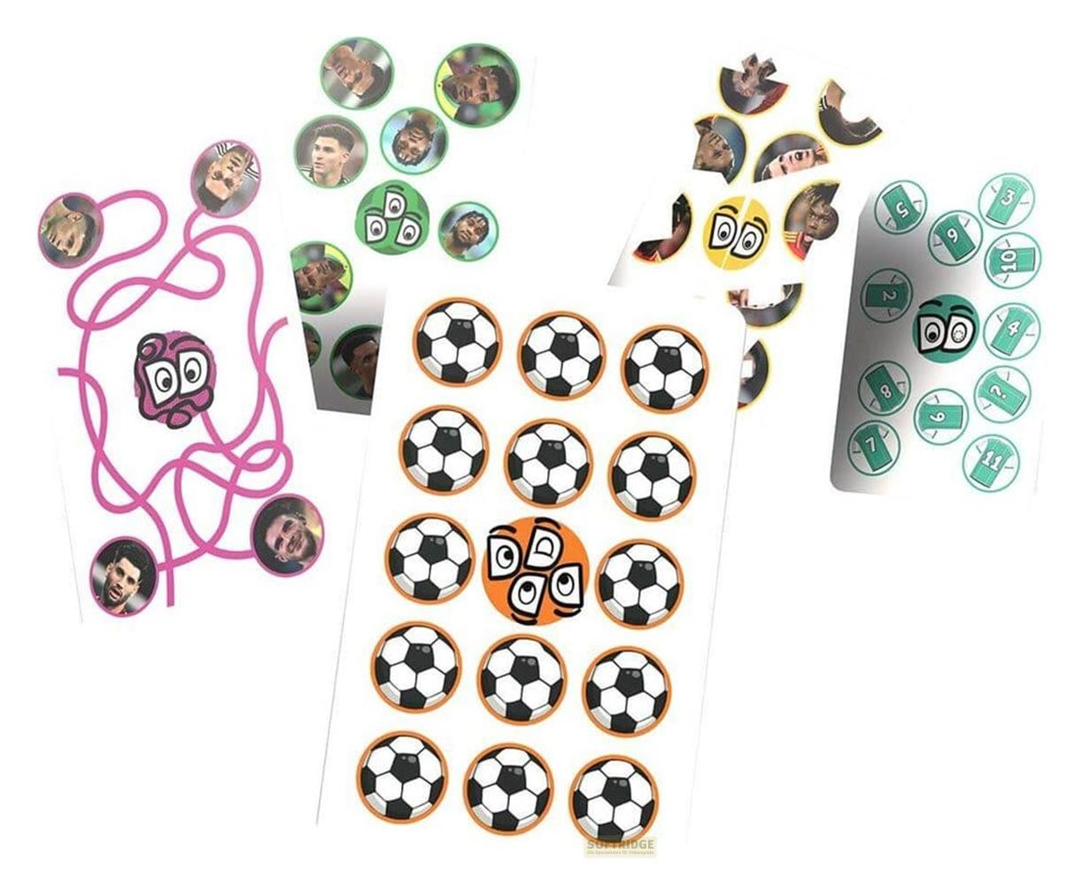 Fußbälle, Spielerporträts, Zahlen und eine Labyrinthkarte auf weißem Hintergrund.