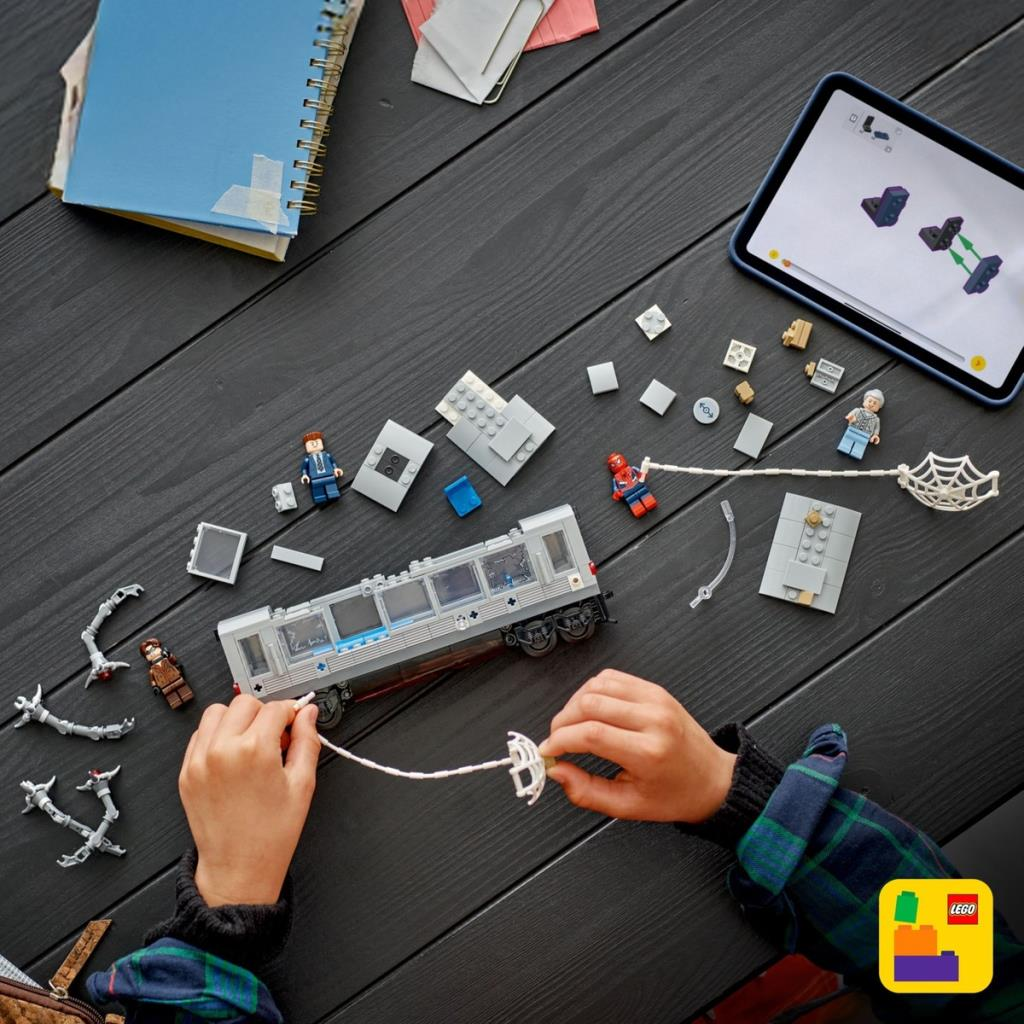 Çocuk tablet üzerindeki talimatlarla figürler kullanarak Lego tren yapıyor.