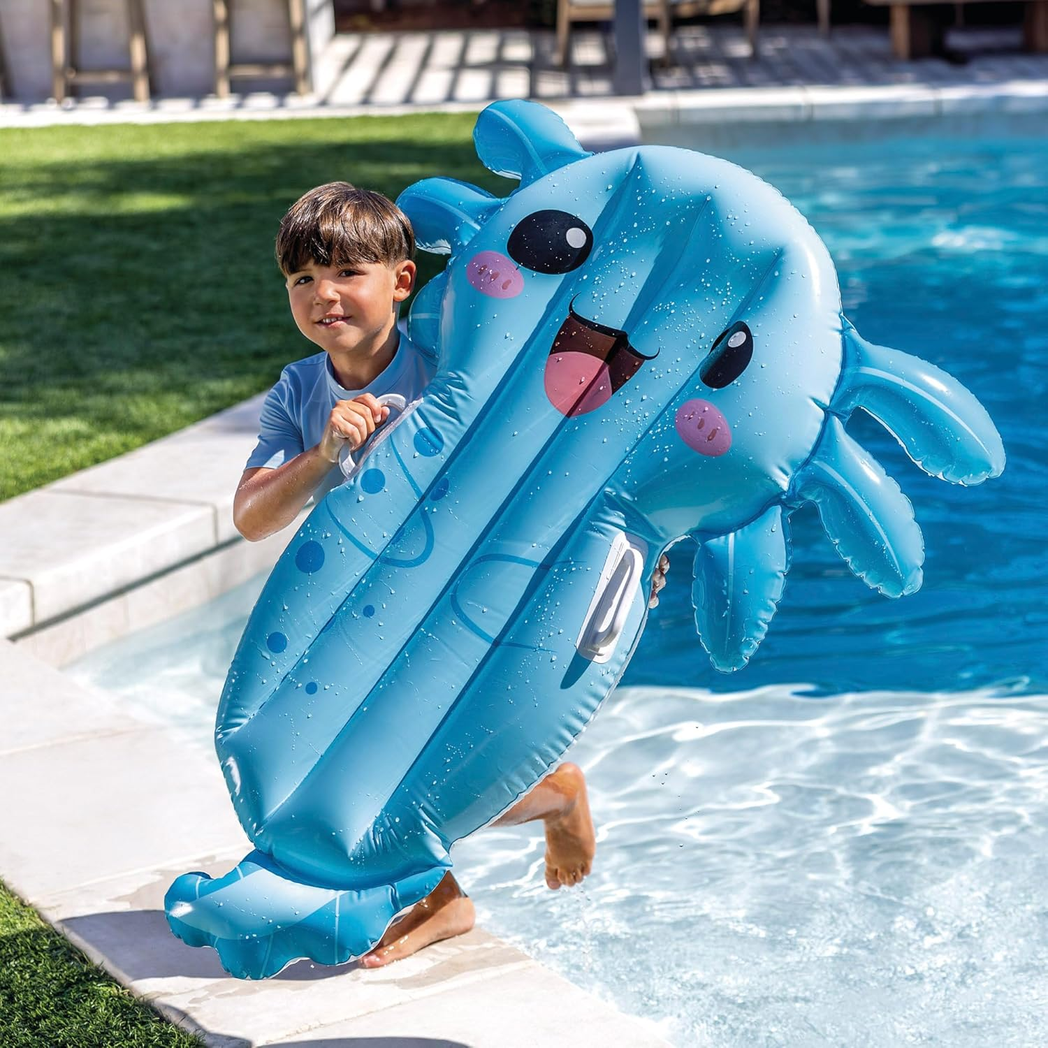 Junge hält aufblasbares blaues Oktopus am Pool an sonnigem Tag.