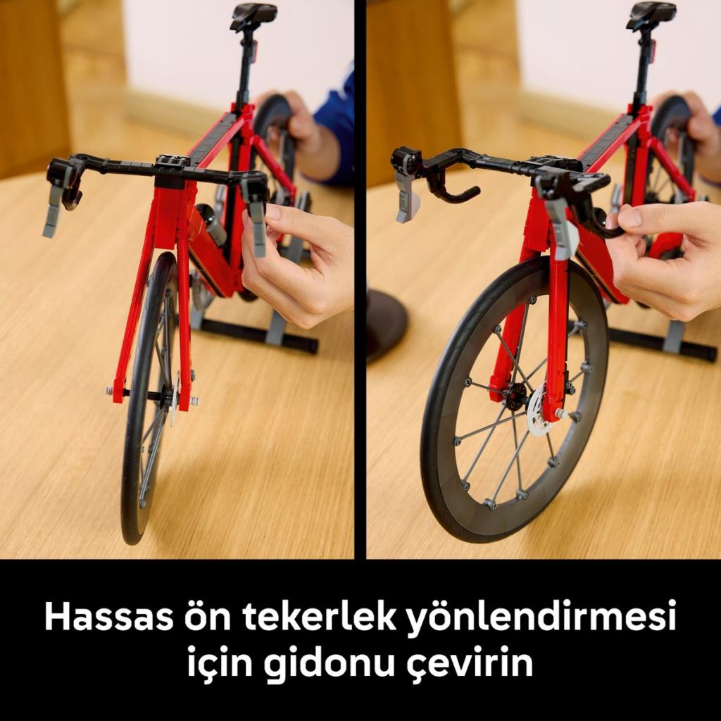 Ahşap masada kırmızı Lego yarış bisikleti modeli, eller gidonu çeviriyor.