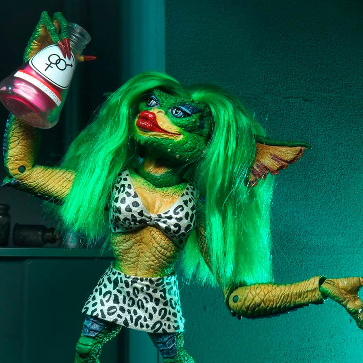Chica Gremlin verde con bikini de leopardo sostiene una botella con símbolos.