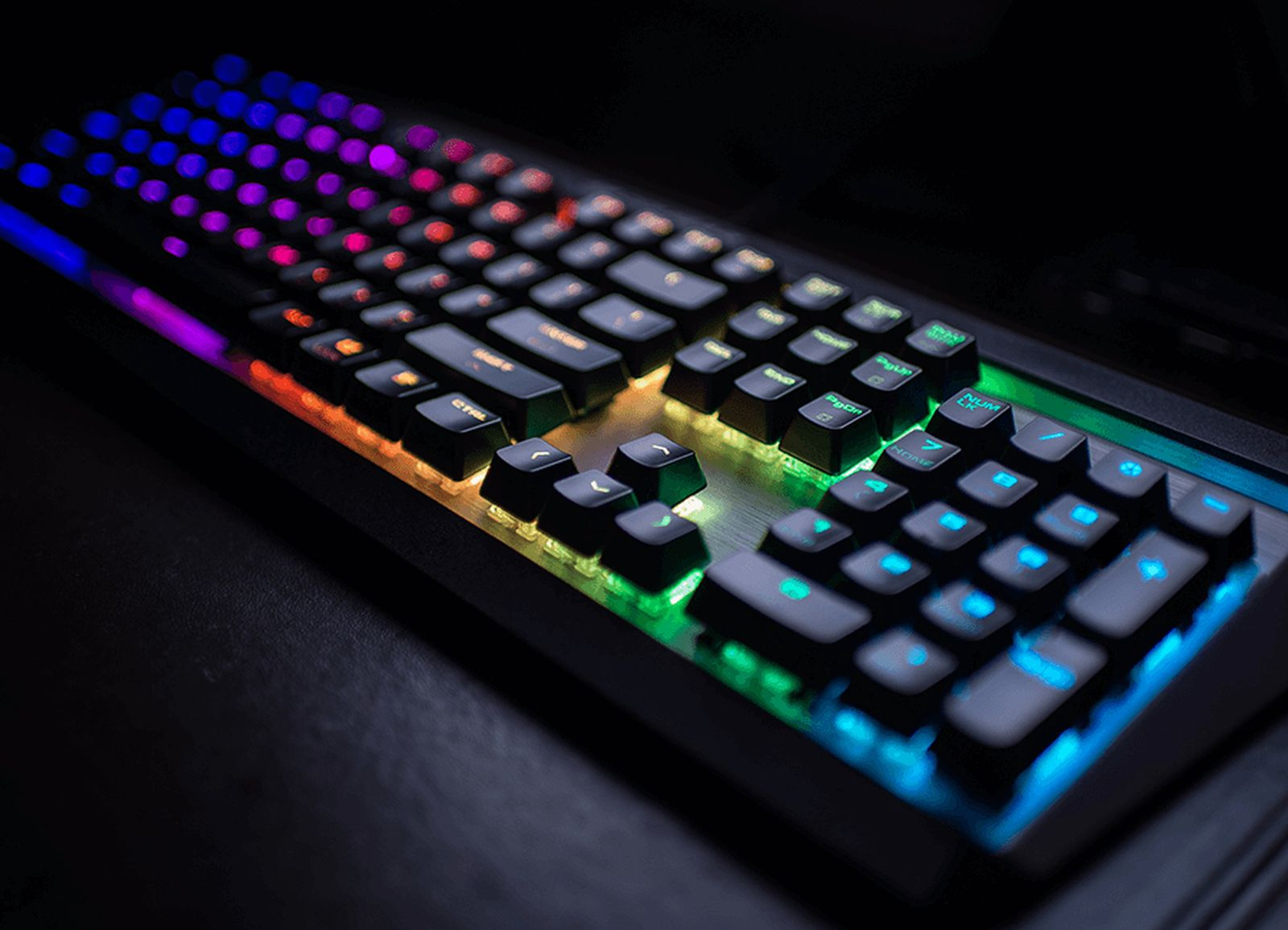 Eine Nahaufnahme einer schwarzen Tastatur mit bunter RGB-Beleuchtung.