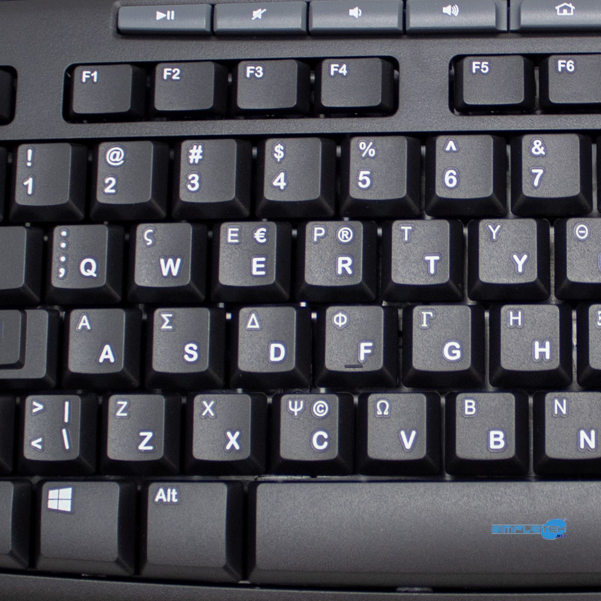 Nahaufnahme einer schwarzen Computertastatur. Zeigt F1-F6 Tasten, Zahlenreihe und QWERTZ-Layout.