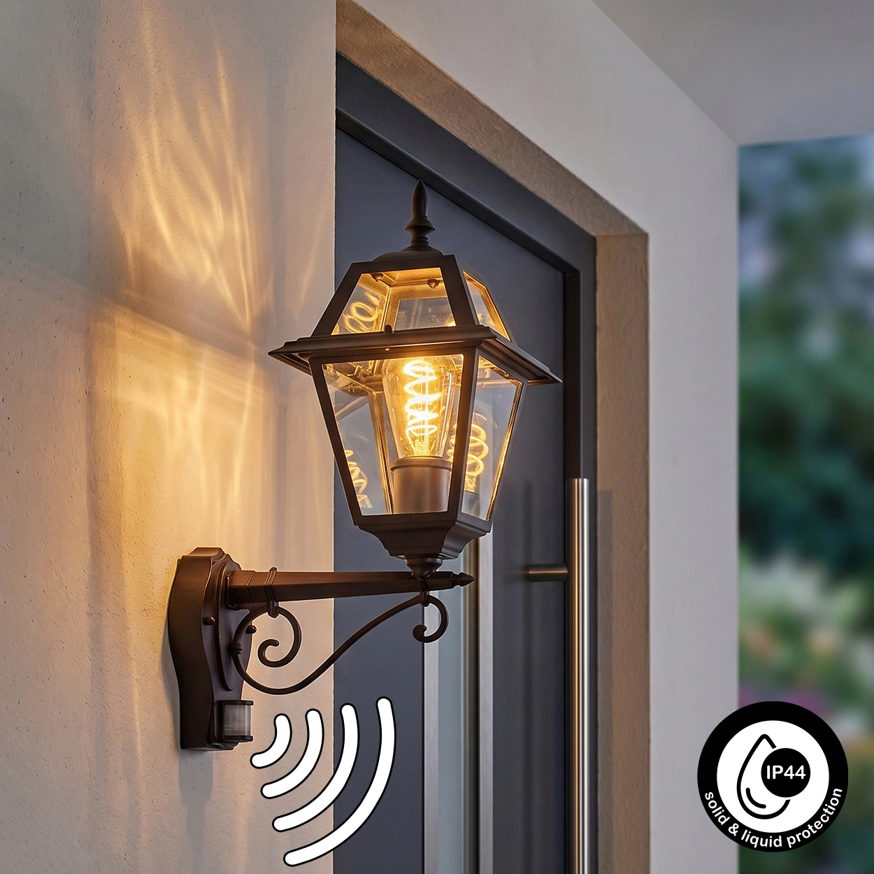 Eine Wandleuchte mit Bewegungsmelder und Spiralglühbirne leuchtet an einer Wand.